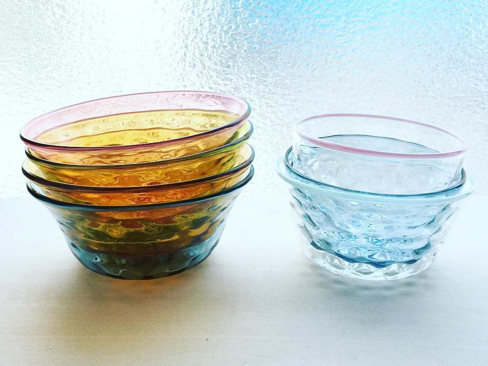 淡い色彩が夢のよう。集めたくなる、野田マリコさんの吹きガラス