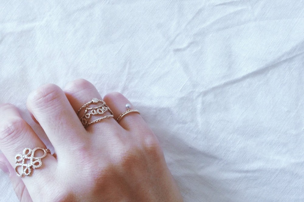 やわらかい光を放つ編み模様。大人の女性のためのアクセサリー