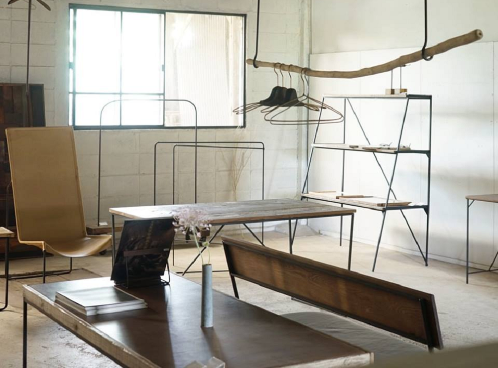 木と鉄で生み出す深みと新鮮さ。空間に趣を漂わせる「枯白 koku」の