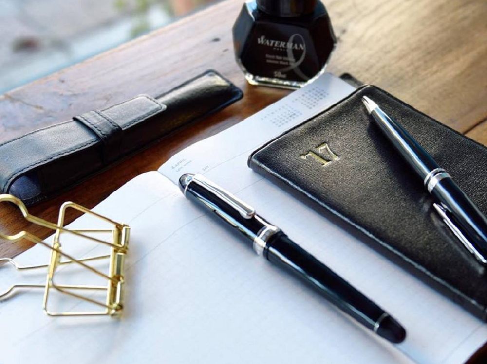 座ってじっくり試し書き。文字を書く楽しさを再認識させてくれる文具店