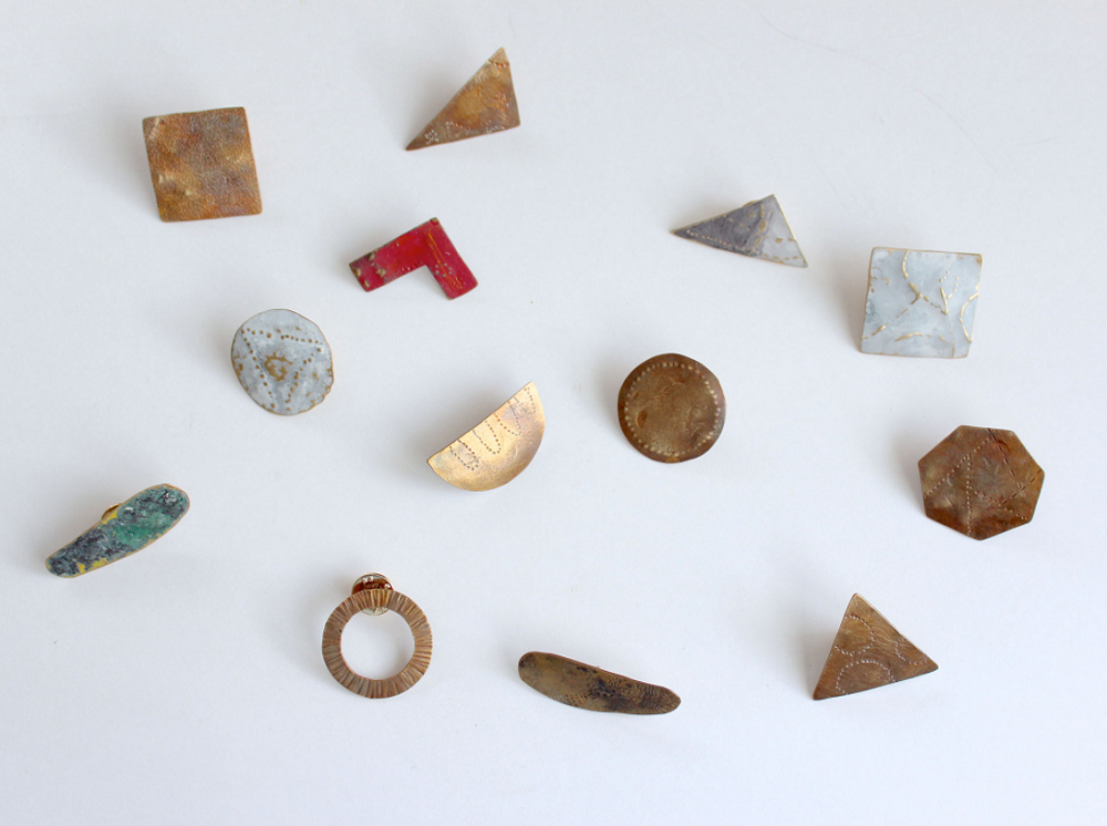 どんな装いにもそっと上品さをプラス。表情やわらかな田中友紀さんの