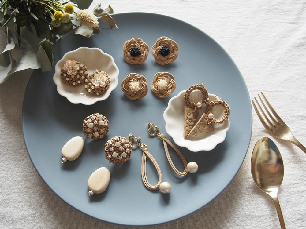 シンプルなデザインなのに存在感がある、「ami girl」の籐編み