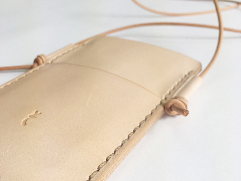 あなただけのオリジナルを 好きなアルファベットが刻印できる そぞのぼ のスマホケース Sheage シェアージュ