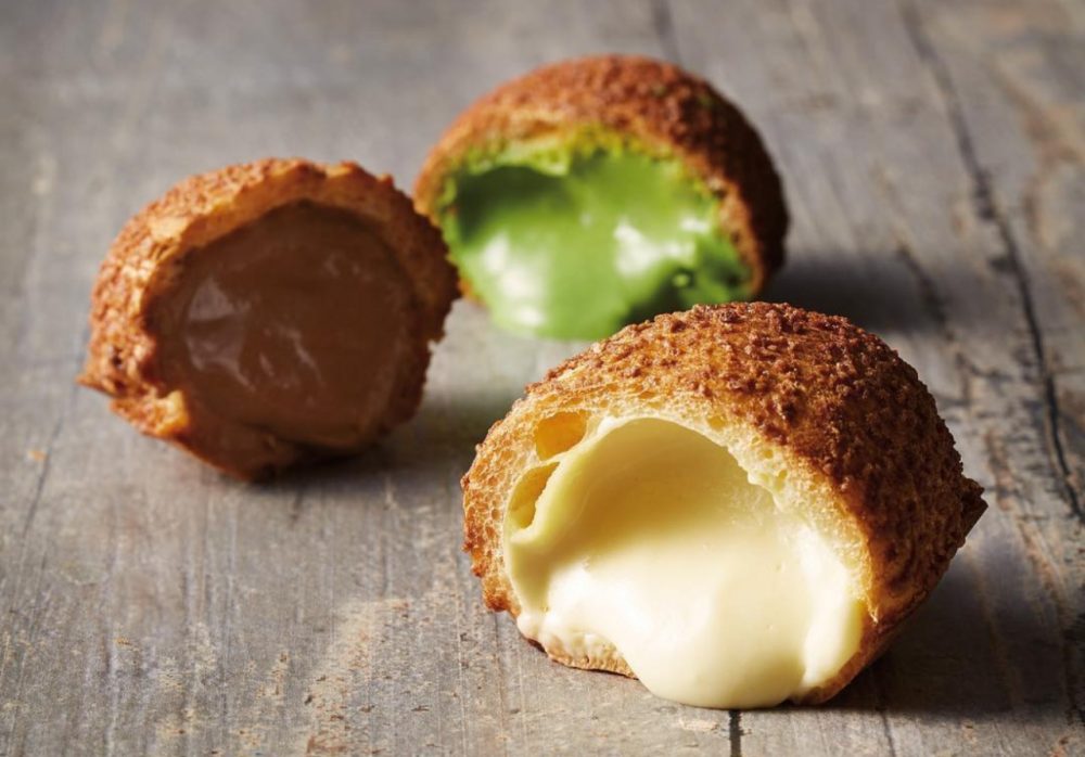 あつあつのクリームをスプーンで食べる。新感覚シュークリームのお店