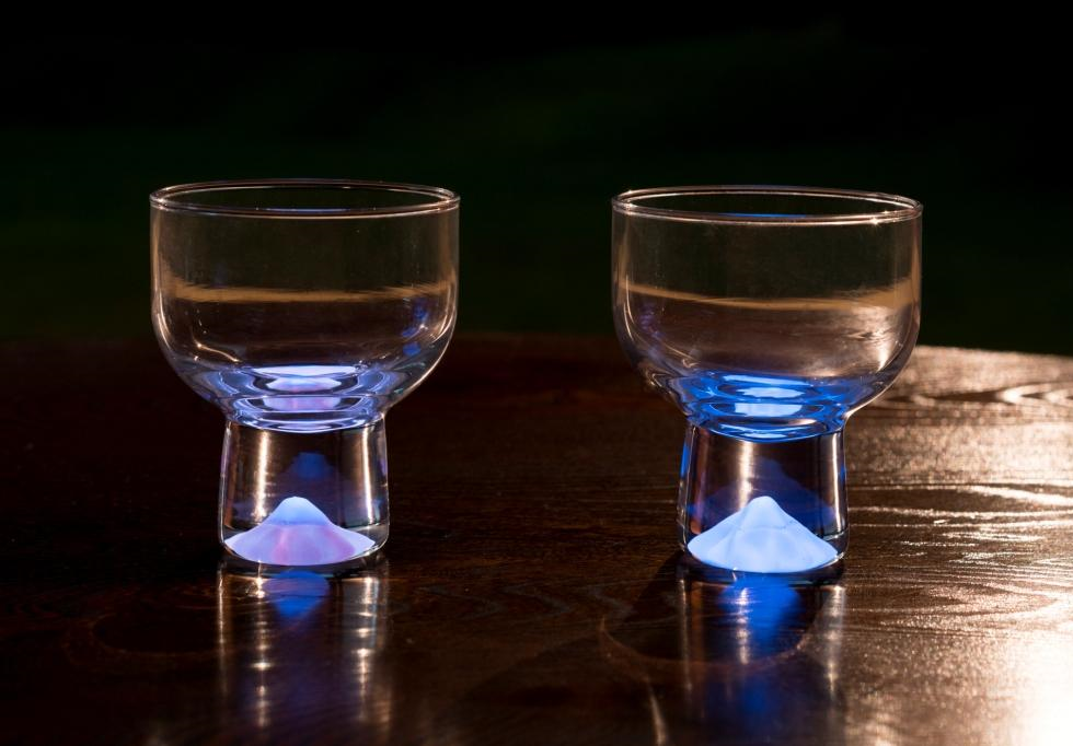感動的なムードを演出 明るい場所と暗い場所で異なる表情を見せてくれる 月光グラス Sheage シェアージュ