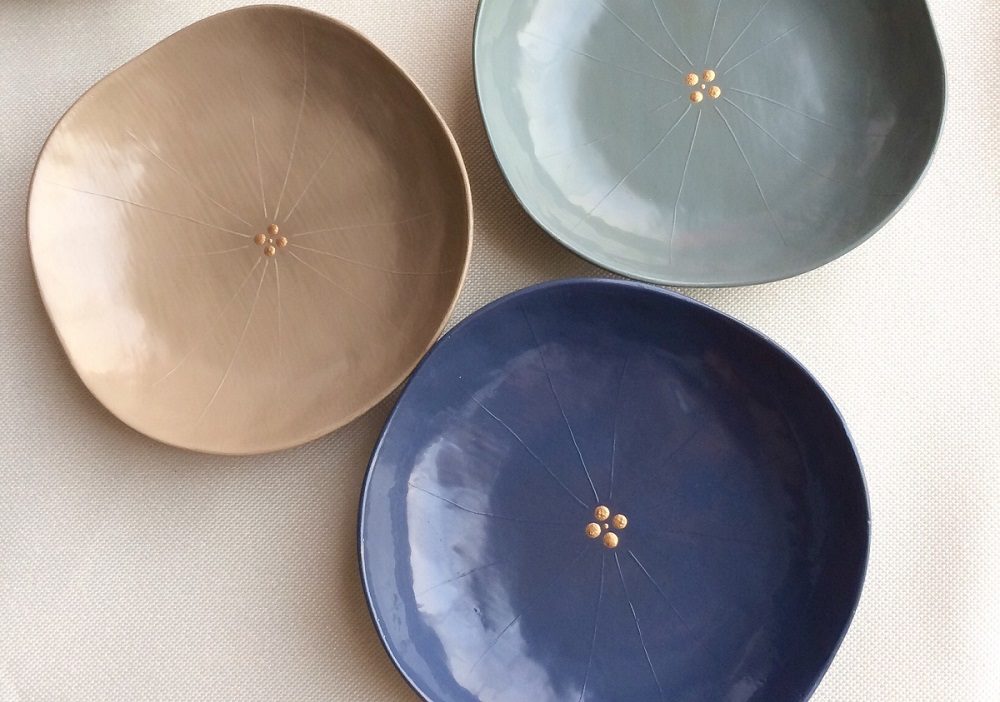 漆の落ち着いた色合いと艶に惹かれる。「studio wave」の紫陽花