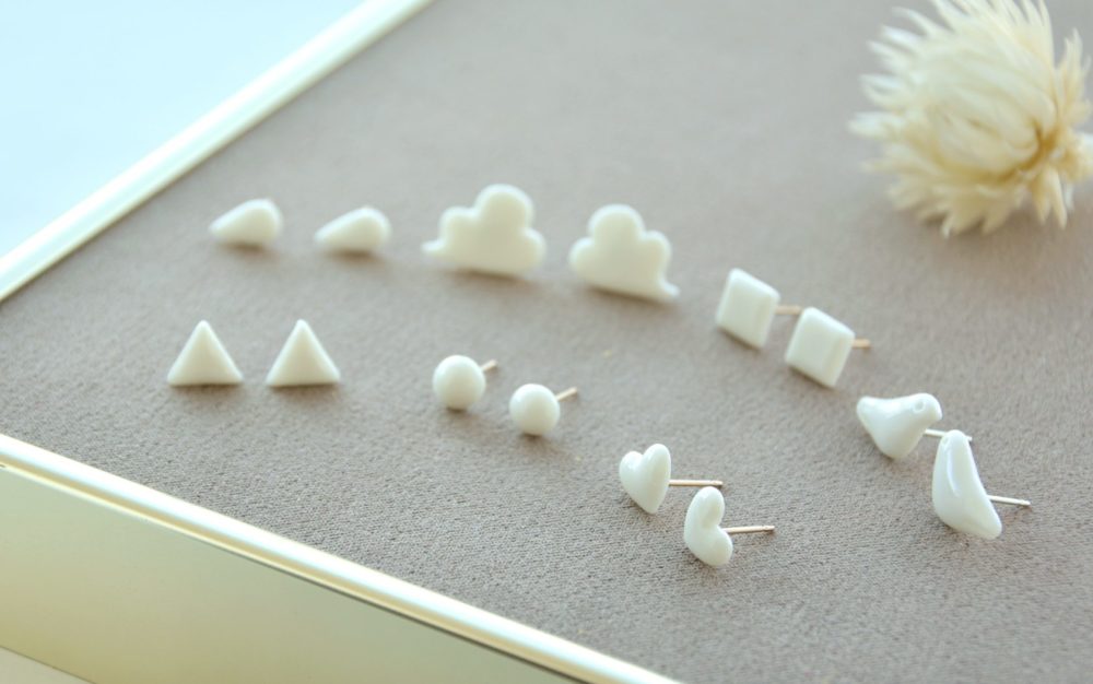 つややかなミルク色。ほろりと優しい「HatoKumo」の白磁のピアス
