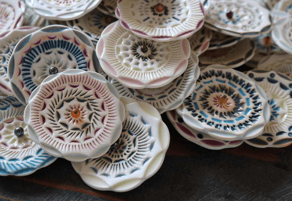 ほっこり和む陶器の質感。耳元にやさしく寄り添う「POTTERY STUDIO K