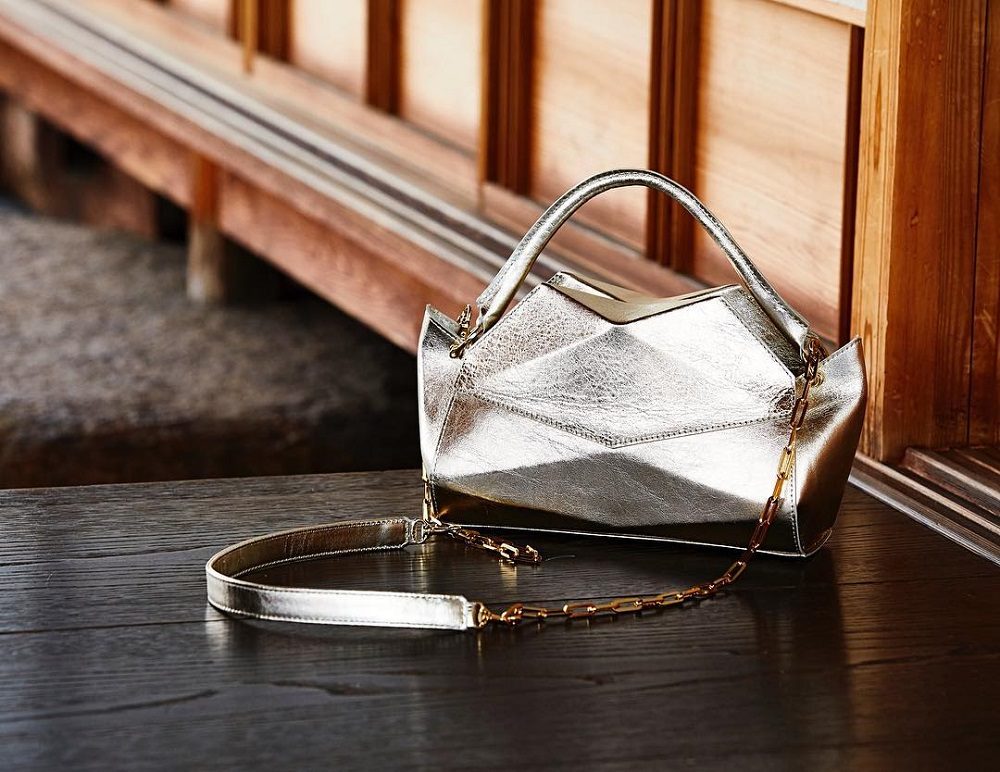 メタリックカラーが華やか。和の伝統美とモダンな雰囲気を持ち合わせる