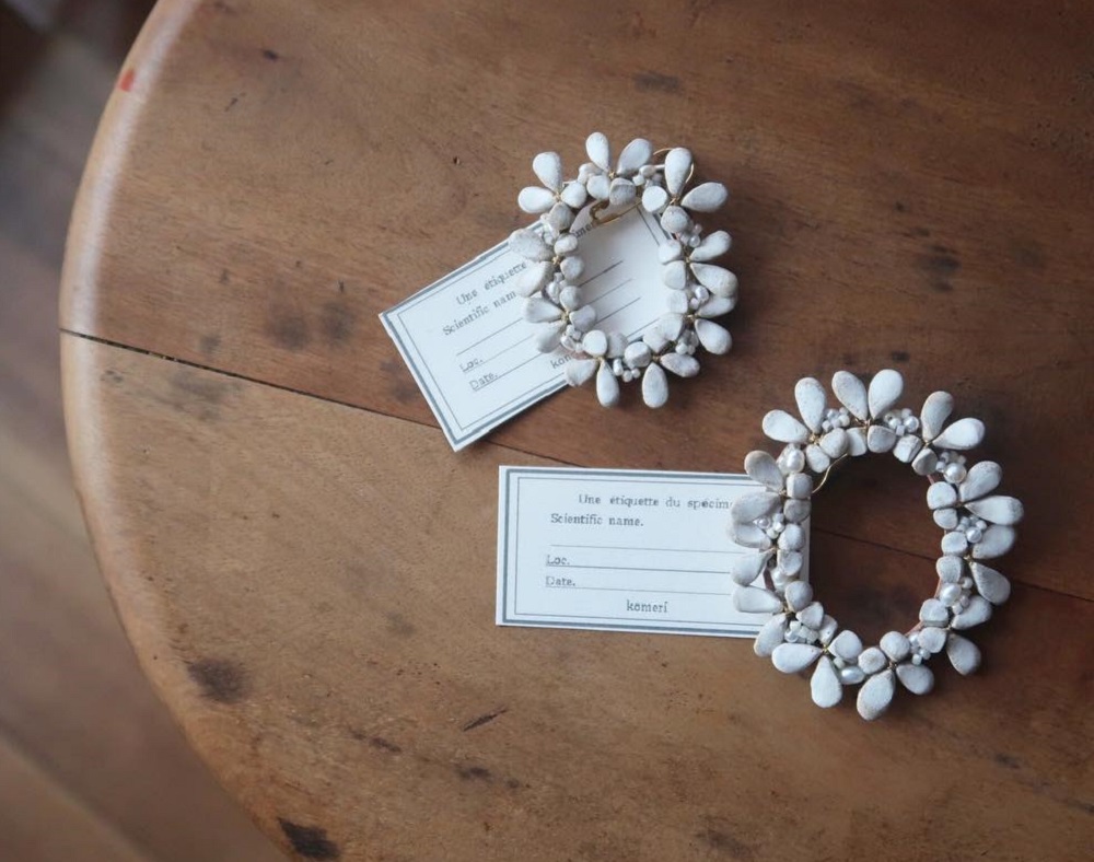 陶土の温かみが感じられる シンプルで上品な Komeri のアクセサリー Sheage シェアージュ