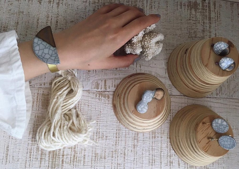 ひび割れもデザインの一部。独特の表情に惹かれる「honopottery」の