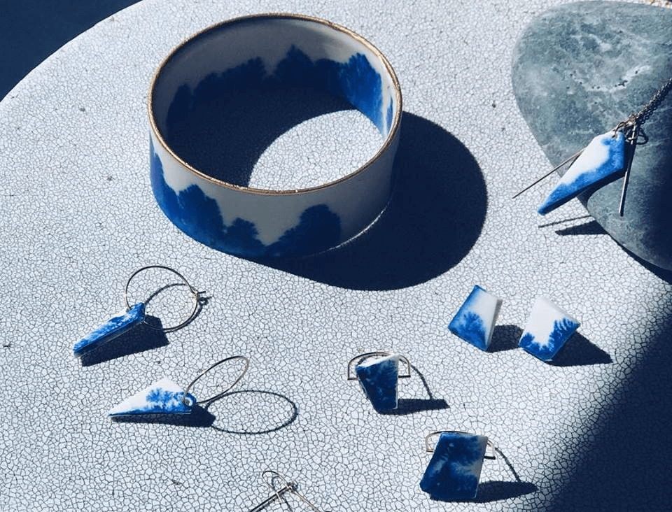 白に滲む青が美しい。夏の装いを上品に彩る、大人女性のための陶製