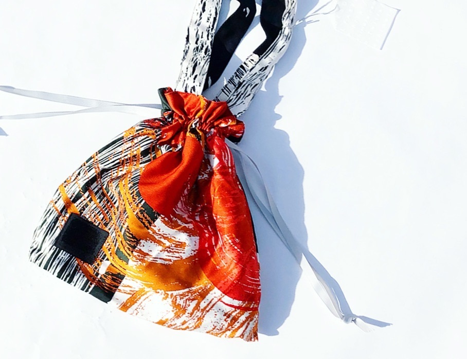 独特の色柄に惹かれる。持つだけで気持ち華やぐ「YUMI YOSHIMOTO」の