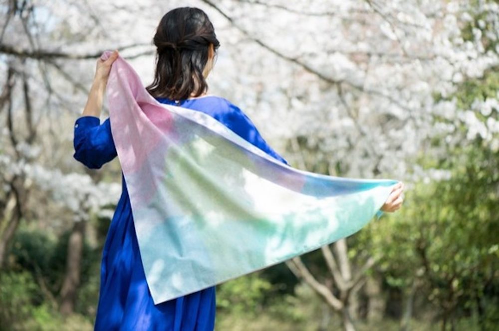 高級和紙スカーフ 華やかに、しなやかに。和紙をまとう「紙と青」の心躍るスカーフ