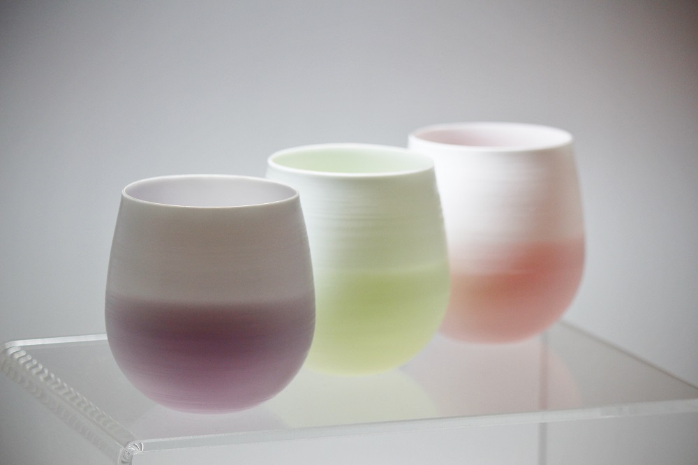 水や氷の影が美しく透ける。卵の殻のように薄くソフトな質感のグラス