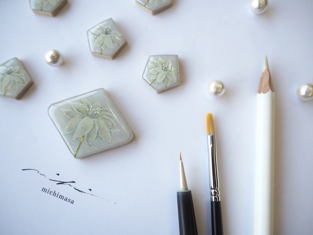 草花の絵画が身に着けられるアクセサリーに。「mikimichimasa」の