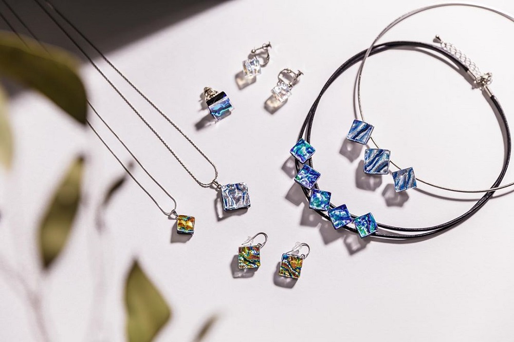 深みのある色と輝きに思わず釘付け。「福村硝子」のガラスのネックレス