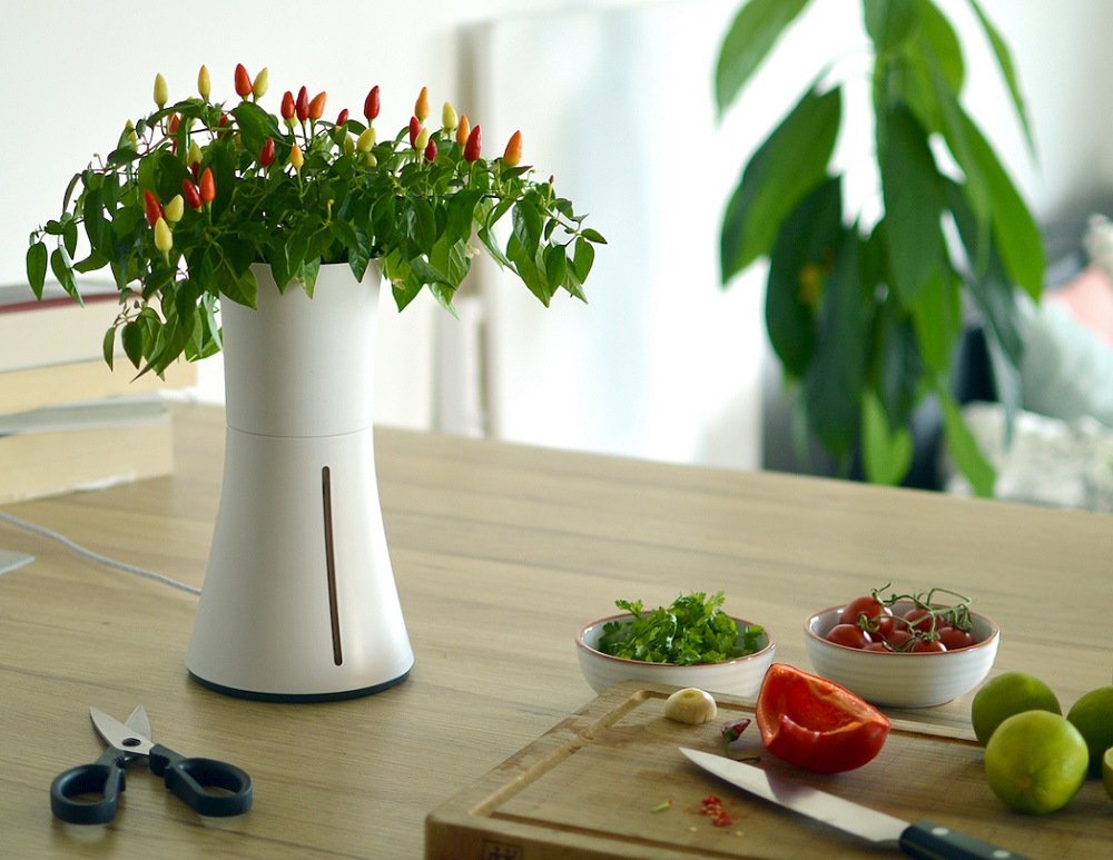 1ヵ月間水やりできなくても大丈夫 植物に自動で水やを与えてくれるスマートプランター Sheage シェアージュ