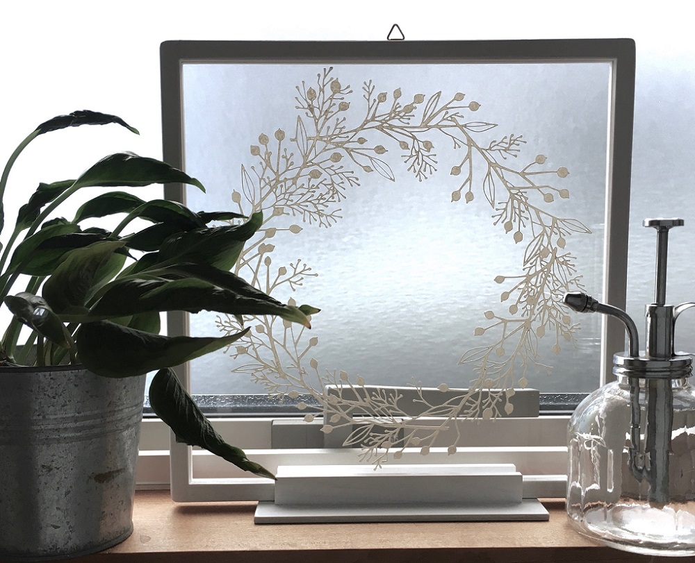 光を受けて現れる影も美しい。「こえだ社」の繊細な切り絵インテリア