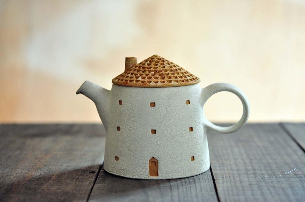 手にするたび心和むひとときが訪れる。「森の種陶工所」の家をモチーフ