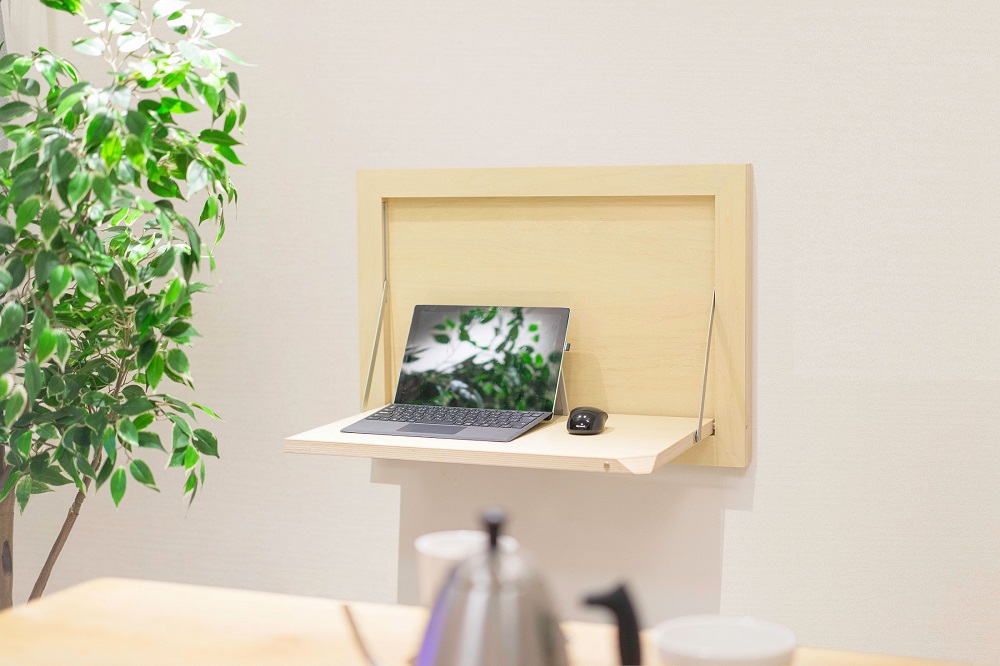 壁に傷つけたくない人にもおすすめ。ホチキスで設置できる折りたたみ