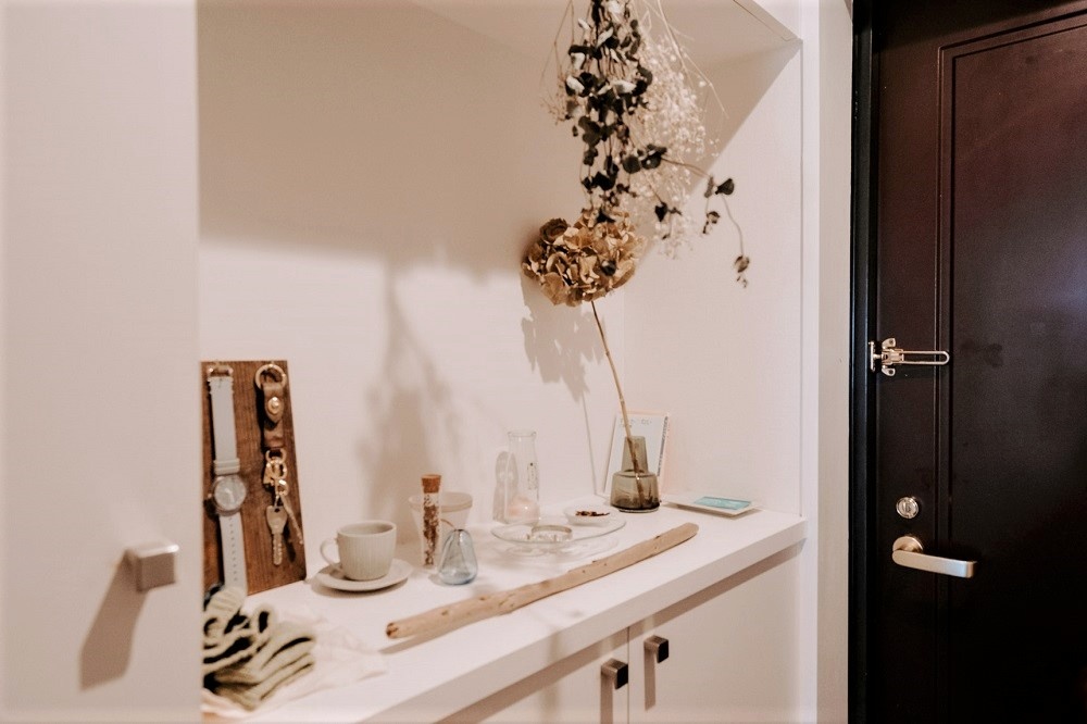 狭い玄関もおしゃれに。真似したいインテリア＆ディスプレイ実例集