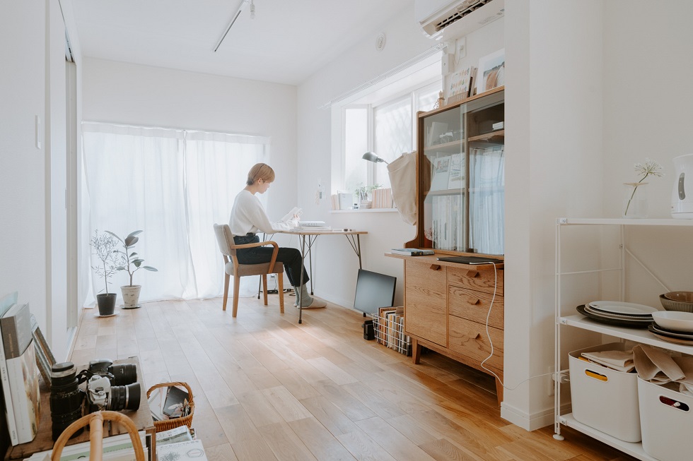 狭くてもちょっとした工夫で 広々とした空間 に レイアウトや家具選びの3ポイント Sheage シェアージュ