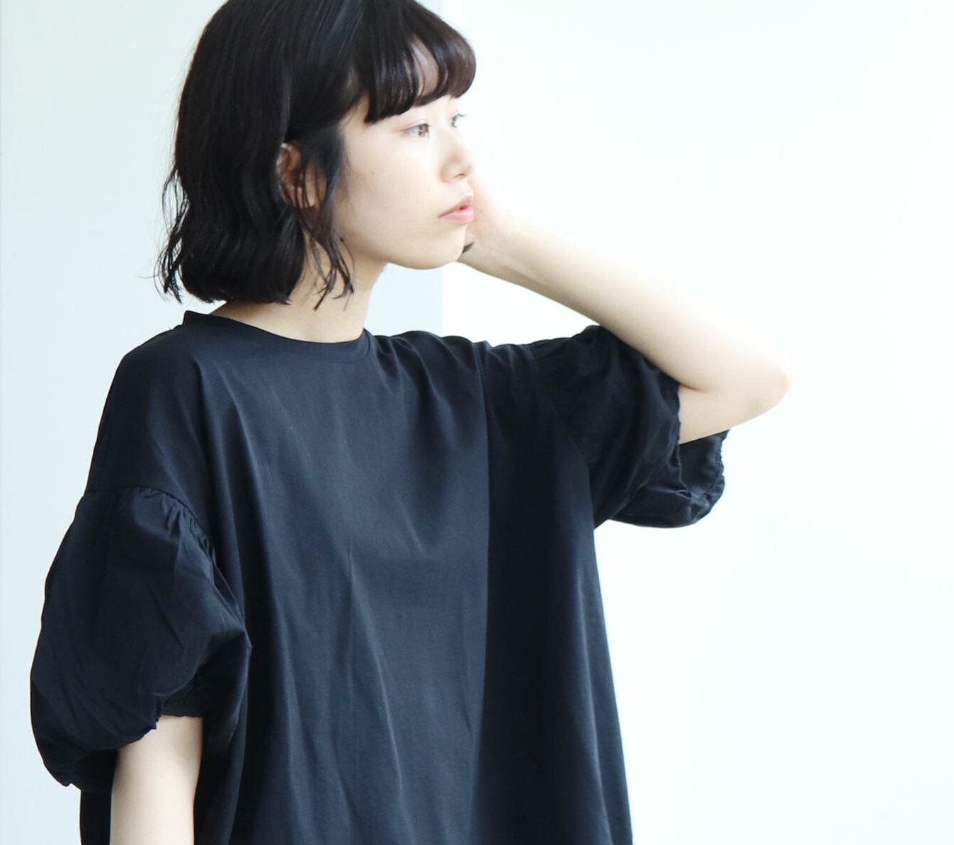 ぷよぷよの二の腕を隠したい カバーしつつすっきりと見せてくれる服選びのコツ Sheage シェアージュ