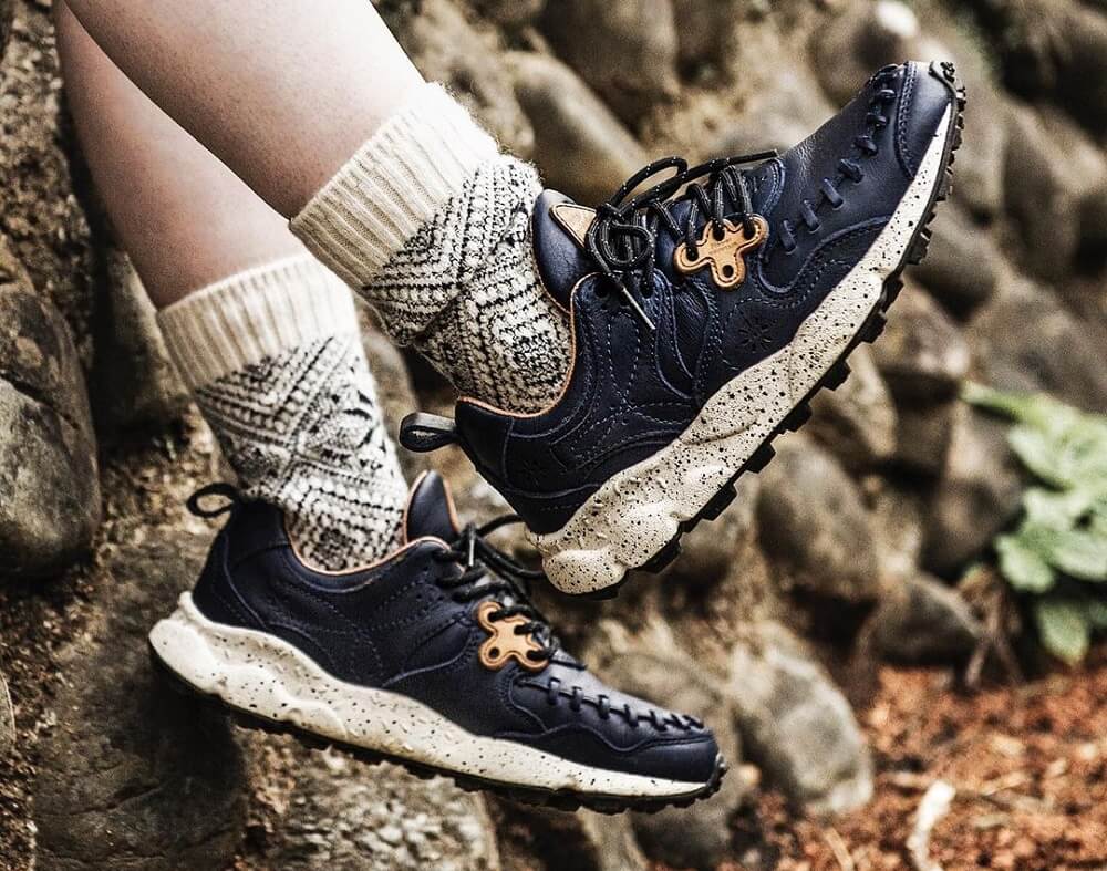 フラワーパターン カジュアルスニーカー デザイン性・履き心地が両立。アウトドアにも普段使いにも履きたい秋色