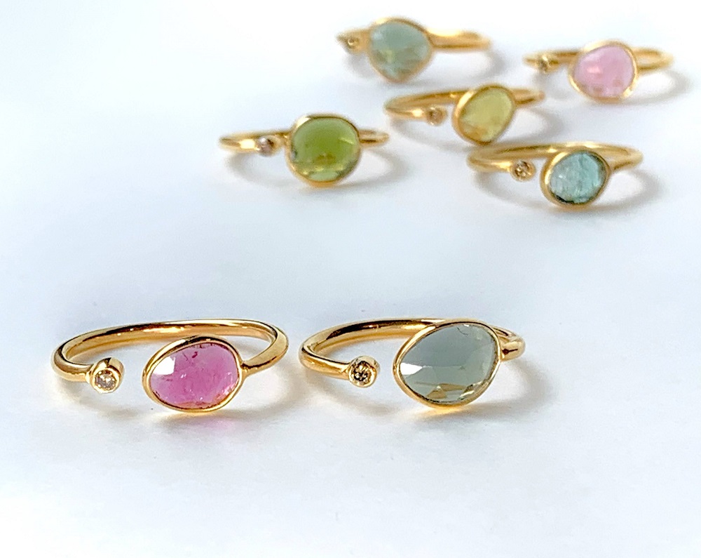 手仕事ならではの温かみも魅力。お守りのように身に着けたい「H