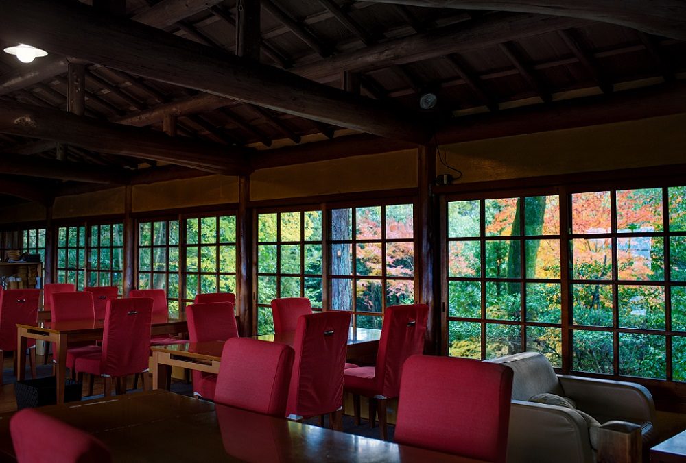 京都 紅葉の見頃に訪れたい 窓から美しい景色を眺めてゆっくりできる古民家カフェ 3選 Sheage シェアージュ