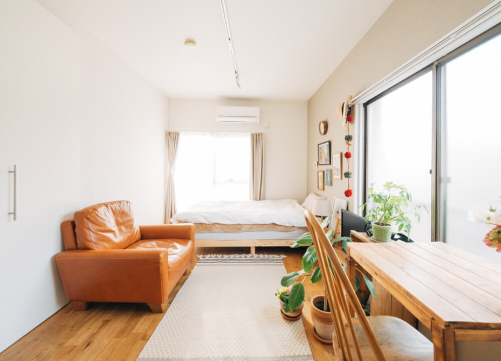 なんか部屋に置きたい奴ら もう、モノを床置きしない。スッキリきれいな部屋を維持するための収納