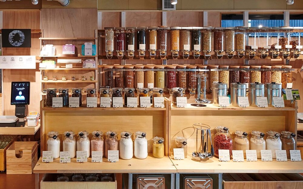 個包装なしでゼロ・ウェイスト。日本初・量り売りスーパー「斗々屋」で
