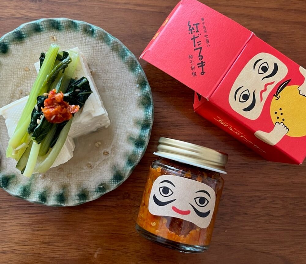 だるまの表情に思わず笑顔になる食ギフト。「佐藤紅商店」の香りと辛さ