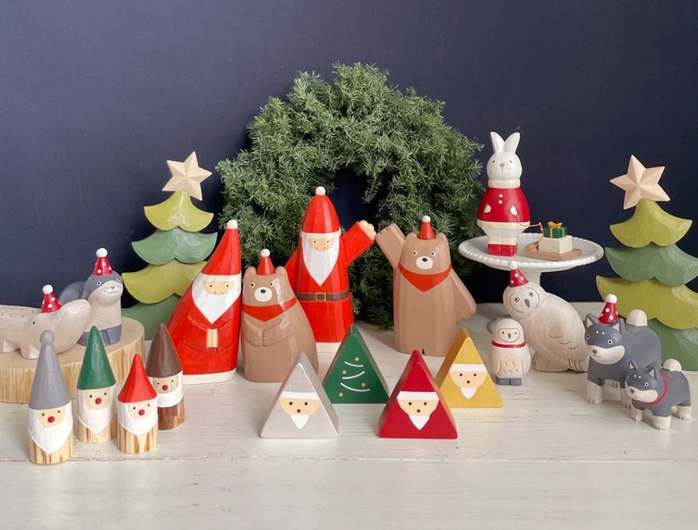 やさしい表情と木の温もりに癒されて。クリスマスや干支の飾りにも