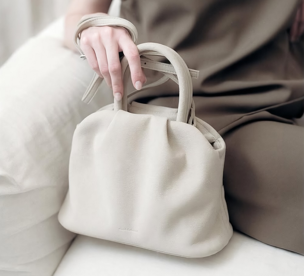 オンオフ両方に使える軽やかなバッグ。「otnek&ebanat」のヴィーガン