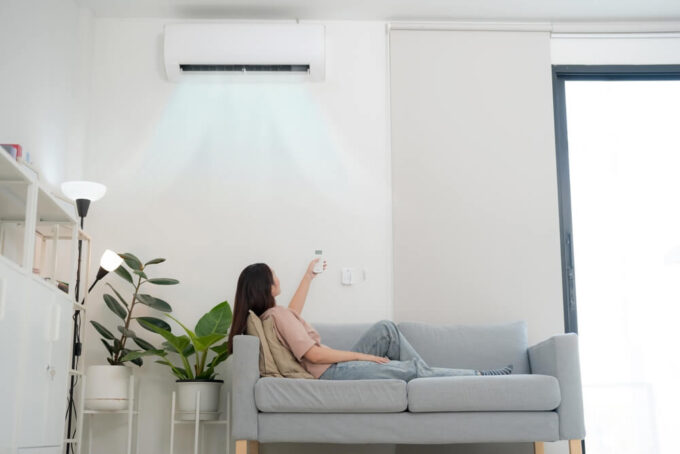 むくみ、頭痛、冷え…夏の不調、実はエアコンが原因かも。今すぐできる“冷えすぎ対策”3選