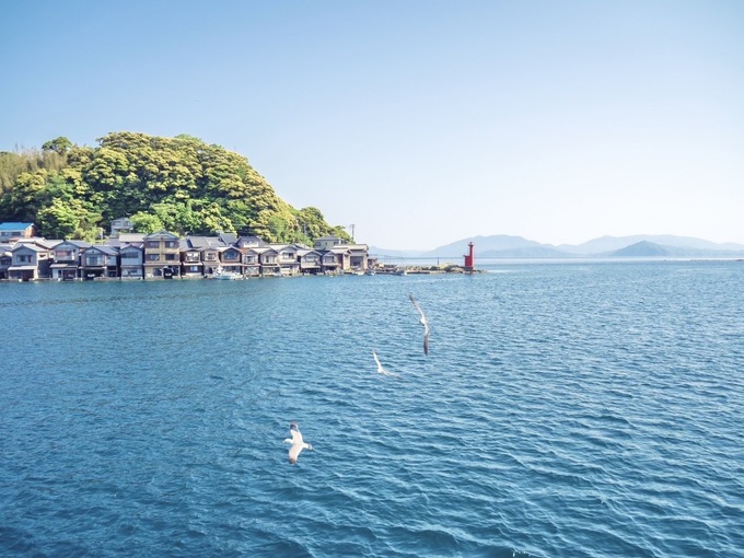 別世界「海の京都」へ。エメラルドグリーンの海に浮かぶ町・伊根の舟屋に泊まる旅