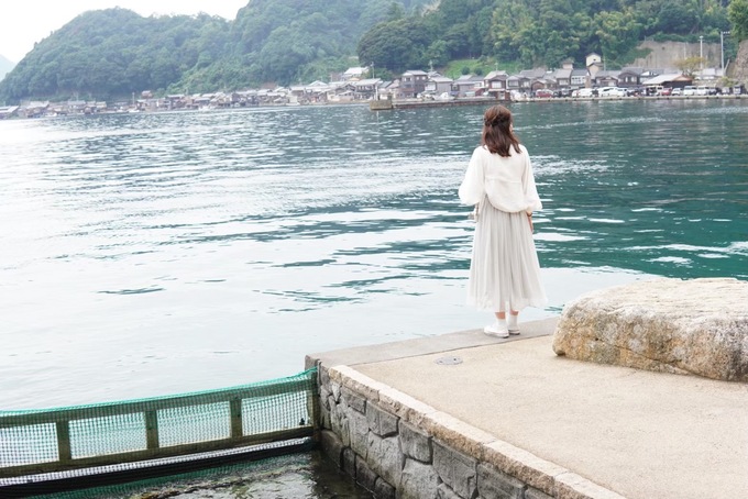 別世界「海の京都」へ。エメラルドグリーンの海に浮かぶ町・伊根の舟屋に泊まる旅