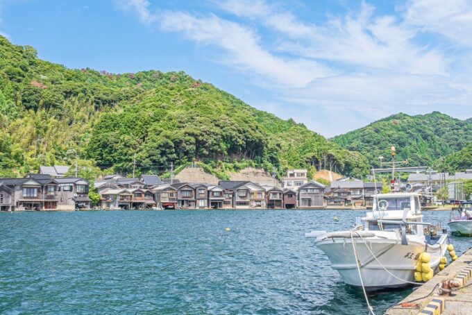 別世界「海の京都」へ。エメラルドグリーンの海に浮かぶ町・伊根の舟屋に泊まる旅
