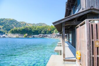 別世界「海の京都」へ。エメラルドグリーンの海に浮かぶ町・伊根の舟屋に泊まる旅