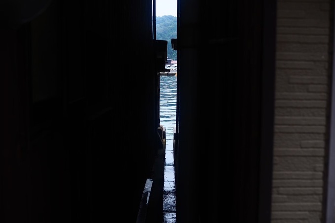 別世界「海の京都」へ。エメラルドグリーンの海に浮かぶ町・伊根の舟屋に泊まる旅