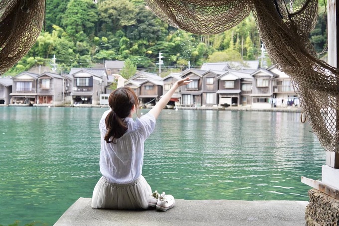 別世界「海の京都」へ。エメラルドグリーンの海に浮かぶ町・伊根の舟屋に泊まる旅