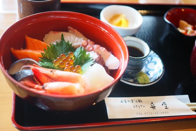 別世界「海の京都」へ。エメラルドグリーンの海に浮かぶ町・伊根の舟屋に泊まる旅