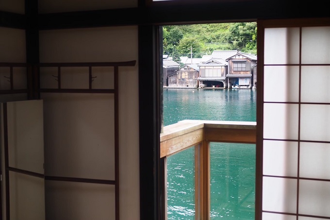 別世界「海の京都」へ。エメラルドグリーンの海に浮かぶ町・伊根の舟屋に泊まる旅
