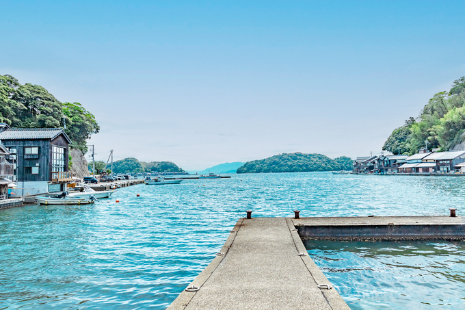 別世界「海の京都」へ。エメラルドグリーンの海に浮かぶ町・伊根の舟屋に泊まる旅