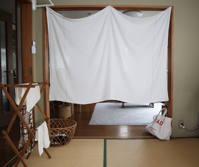 一枚で空間に涼しさが生まれる。リネン布や手ぬぐいで軽やかに過ごす夏のインテリアアイデア