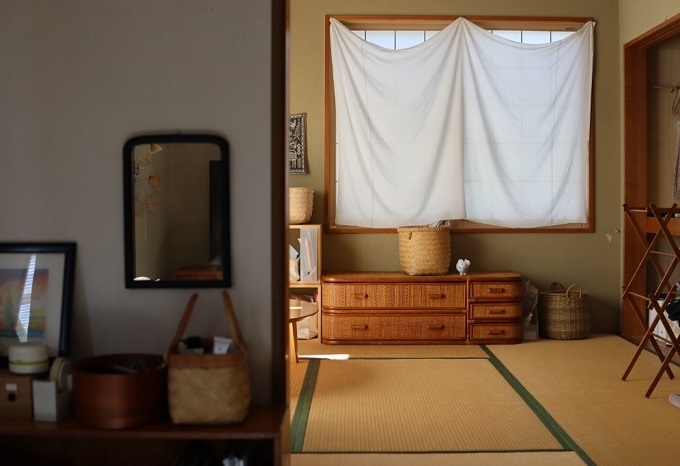 一枚で空間に涼しさが生まれる。リネン布や手ぬぐいで軽やかに過ごす夏のインテリアアイデア