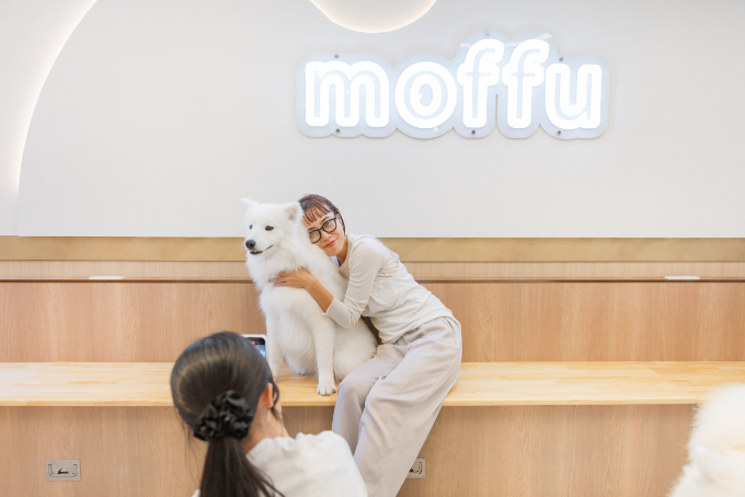 都会で体験できる、癒しの新スポット『サモエドカフェmoffu』体験ルポ