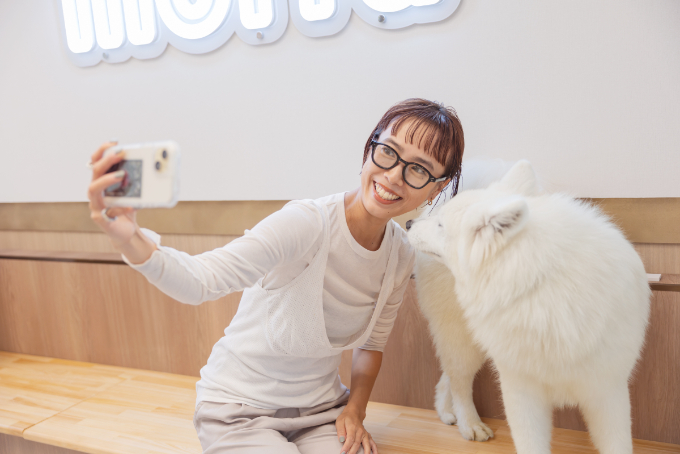 都会で体験できる、癒しの新スポット『サモエドカフェmoffu』体験ルポ